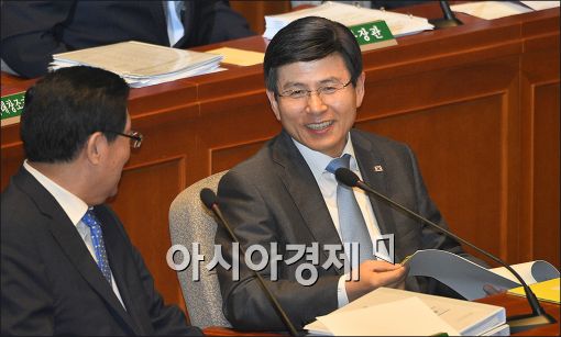 [포토]이야기하는 황교안·황찬현