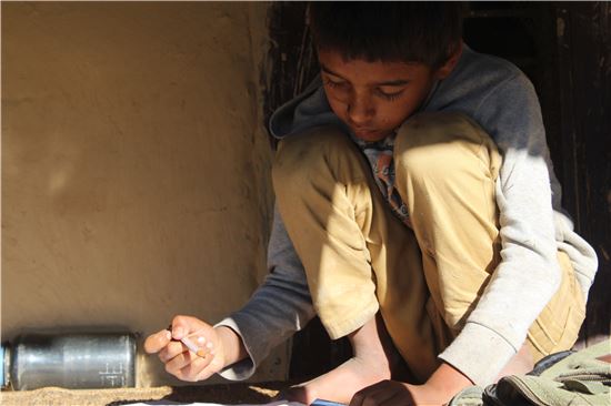 윤정 작가가 네팔 현지에서 만난 어린이. '좋은 사람'이 되고 싶다고 답한 그 아이는 이내 하던 공부에 눈을 돌렸다.