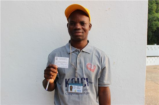지난달 아프리카 가나에서 코이카의 보건교육을 받은 봉사자 프로스퍼 아토클로씨가 위급한 상황에서 산모와 아기의 생명을 구했다.  아토클로씨가 'Unknown Baby KOICA'라는 이름이 선명히 적힌 아기의 병원 등록증을 들고 있다. (사진=코이카 제공)