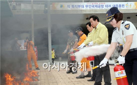 [포토]전남도, 무안국제공항 테러 대응훈련 실시