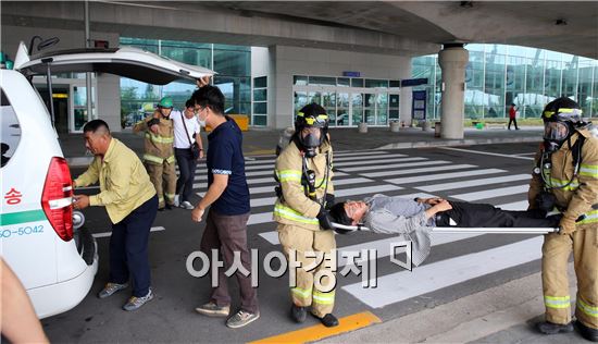 [포토]전남도, 무안국제공항 테러 대응훈련 실시