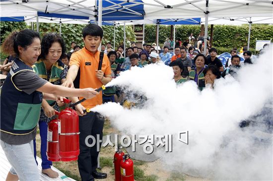 [포토]소화기 사용법배우는 시민들