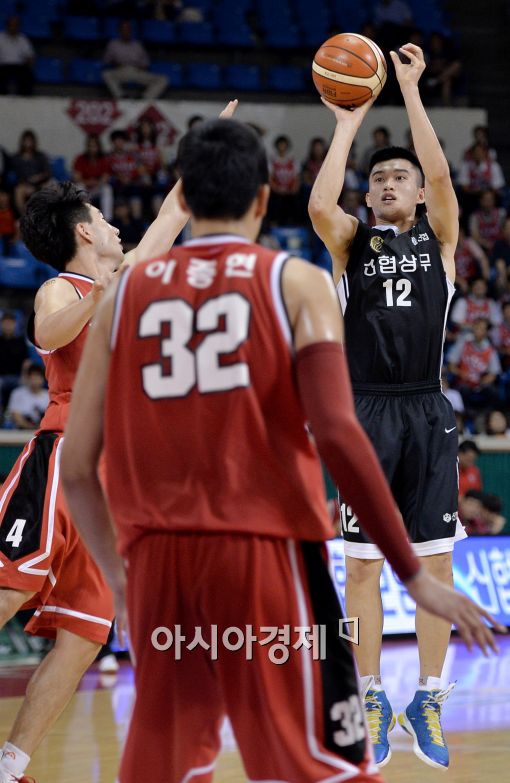 [포토]점프슛 시도하는 최대성