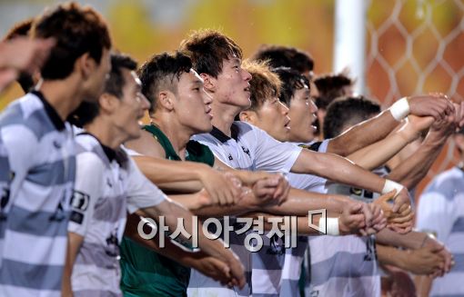 [포토]성남FC, '서포터즈와 함께하는 만세 삼창'