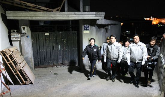 남경필 경기지사가 안전 취약지역인 수원 지동시장을 순찰대원 등과 함께 야간순찰하고 있다.