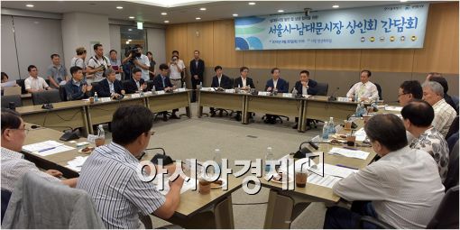 [포토]남대문시장 상인 만나는 박원순 시장