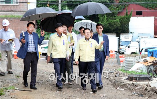 노희용 동구청장은 20일 이달 중 착공 예정인 용산지구 도시개발사업 및 소태동 주거환경개선사업 현장을 방문하여 사업 추진현황을 점검하는 한편 “사업 착수 단계부터 각별한 관심을 갖고 업무에 임해줄 것”을 관계공무원들에게 당부했다. 사진제공=광주시 동구