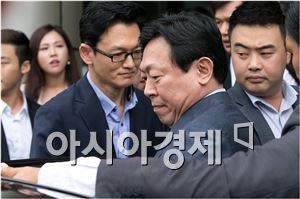 日서 귀국한 신동빈 "아버지 바로 만나겠다"(종합)