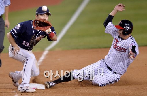 [포토]정성훈, '내 발이 빨랐어!'