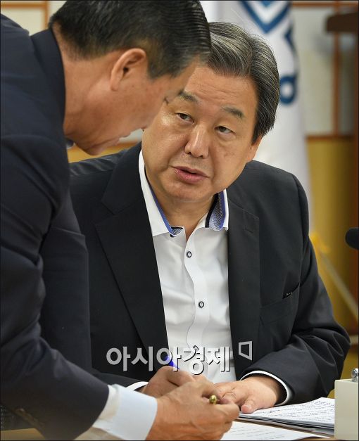 [포토]보고 받는 김무성 대표