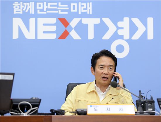 남경필 경기지사가 북한군의 서부전선 국지도발과 관련, 20일 저녁 긴급회의를 소집한 뒤 전화통화를 하고 있다. 
