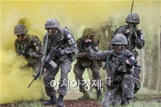북한군은 준전시상태 선포에 따라 최전방 부대 화력을 발사 대기 상태로 유지하는 한편 갱도 진지 점령 훈련을 하는 등 위협적인 움직임도 보이고 있는 것으로 알려졌다.