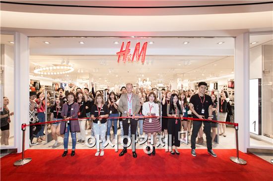 H&M, 현대백화점 판교점 그랜드오픈