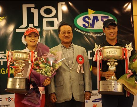 장승보(오른쪽)와 이가영(왼쪽)이 송암배 우승 직후 우기정 대회장과 기념 촬영을 하고 있다.