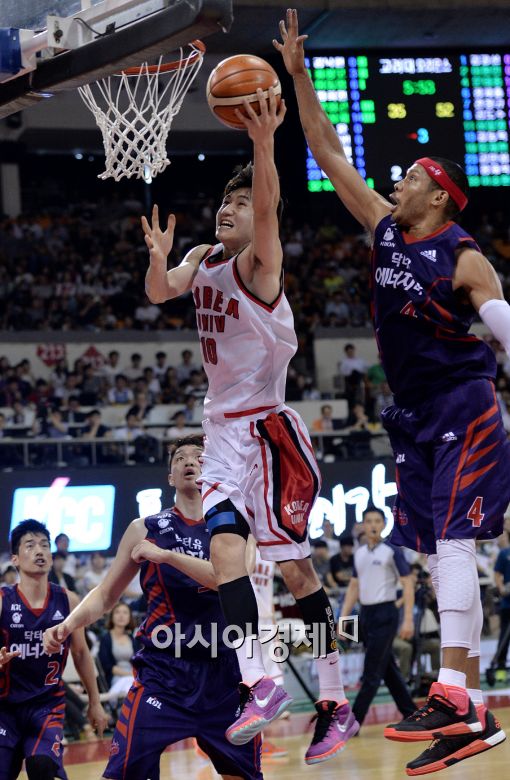 [포토]문성곤, '쉽게 물러나지 않아!'