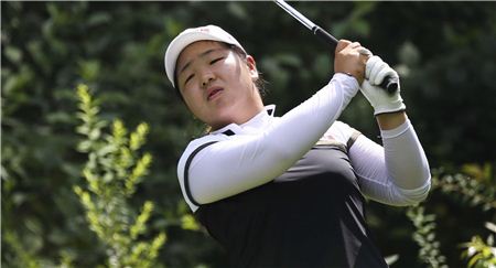 하민송이 MBN여자오픈 최종일 5번홀에서 티 샷을 하고 있다. 사진=KLPGA 제공