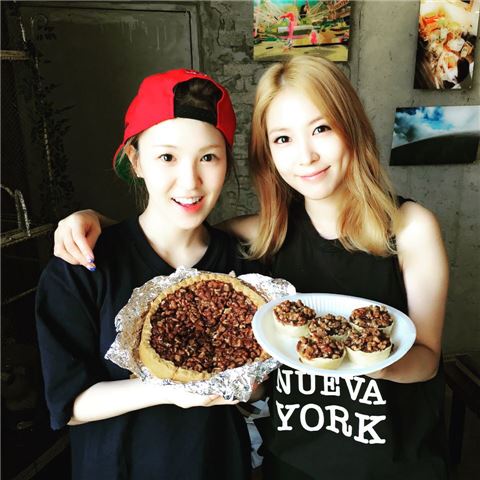 '데뷔 15주년' 보아 콘서트 위해 방문한 웬디…'다정한 SM 선후배 사이'