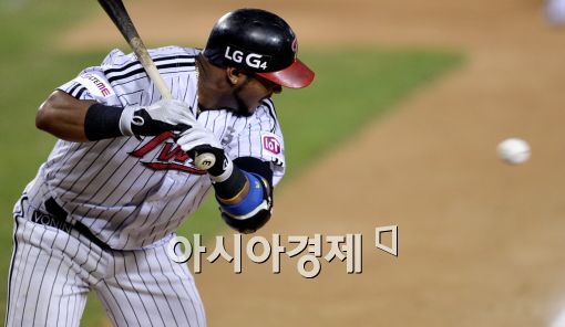 [포토]사구 맞는 LG 히메네스