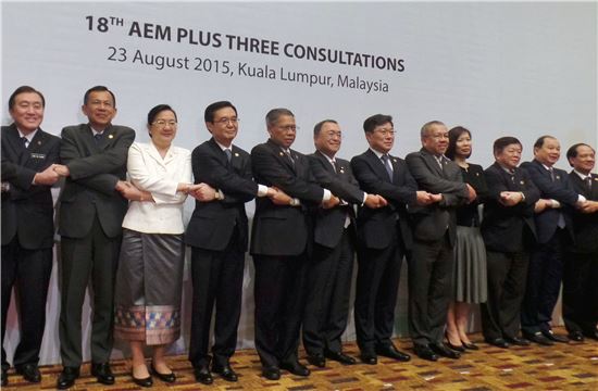 윤상직 산업통상자원부 장관은 23일(현지시간) 말레이시아 쿠알라룸푸르에서 동남아시아국가연합(아세안·ASEAN) 10개국 통상장관이 참석한 가운데 'ASEAN+3 경제장관회의'에 참석했다.