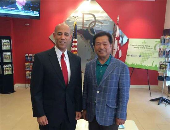 <지난해 8월 미국 워싱턴 상공회의소를 방문한 김호남 회장이 헤어스톤 회장과 기념촬영을 하고 있다.>