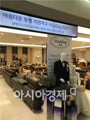 [르포]경제 불황 '결혼 풍속도' 바꿔…"다이아 대신 커플링"