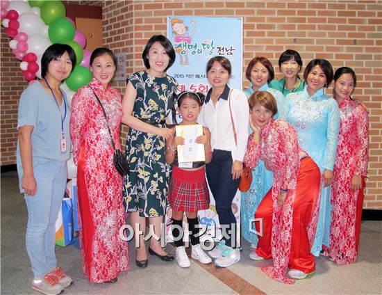 다문화가정 엄마아빠나라말 경연대회에서 함평초등학교 김애리(3년, 가운데) 양이 은상을 수상하고 기념사징을 촬영하고있다.