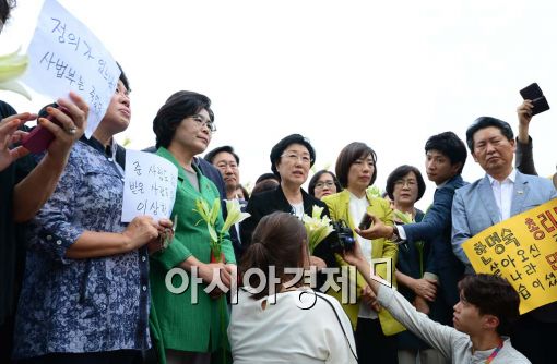 한명숙, 서울구치소 수감…"사법정의 죽었다"