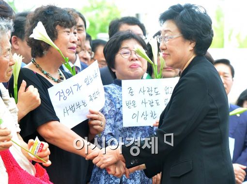 [포토]인사 나누는 한명숙 전 총리 