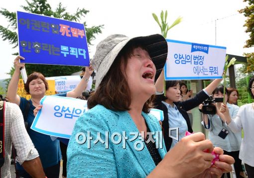 [포토]오열하는 한명숙 전 총리 지지자들 