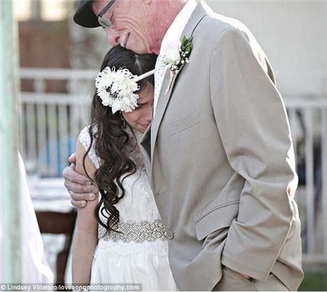 62세 아버지와 11살 딸의 '슬픈 결혼식' 눈길