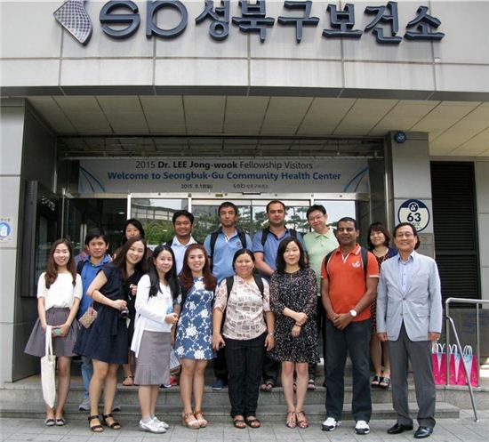 성북구 보건소를 방문한 해외 보건정책과정 연수생들이 성북구의 보건정책을 벤치마킹했다. 
