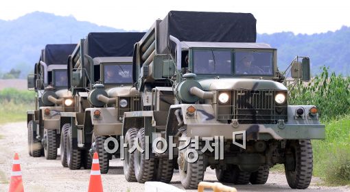 [포토]긴장감 도는 연천....다연장 로켓포 군용차량 이동