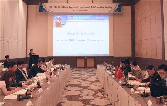 국가기술표준원은 24~25일 경주에서 '한-중 적합성평가 소위원회'를 열고, 중국국가인증인가감독위원회(CNCA)와 전기전자분야 국제공인시험성적서(IECEE CB)를 활용한 상호인정 방안을 논의했다.
