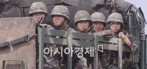 [포토]매서운 눈빛을 한 육군 병사들