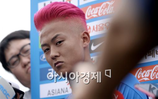 [포토]이승우, '핑크색 머리카락 어때요?'