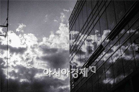 "울분과 불온이 투사된 도시"…모지웅 사진전 'Seoul2010s' 