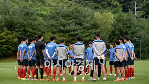 [포토]첫 훈련 시작하는 U-17 축구대표팀