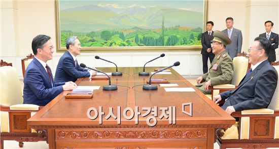 김관진 국가안보실장(오른쪽)과 북측 황병서 군 총정치국장이 25일 오전 판문점에서 무박4일 마라톤 협상을 마치고 악수하고 있다. <사진제공=통일부>