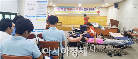 장흥군(군수 김성)은 지난 24일 군청과 보건소 회의실에서 “생명나눔 헌혈 릴레이”행사를 실시했다.