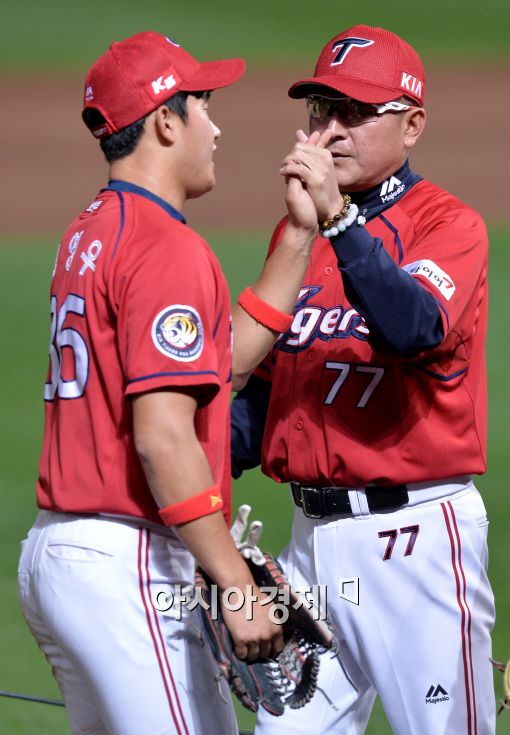 [포토]김기태 감독, '고영우, 득점·수비 모두 좋았어'