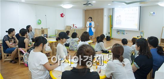 ▲연구형 어린이집 '부모 교사 공동 교육' 모습 (제공=서울시)
