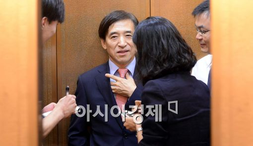 [포토]위안화 질의에 답하는 이주열 한국은행 총재