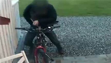 자전거와 애정행각 벌인 남자 CCTV 포착…'바퀴에 구멍내고'