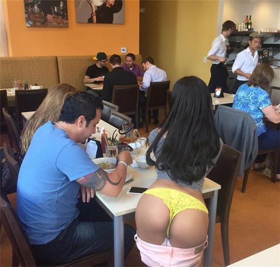 [포토] 억만장자 플레이보이, 식당에서 여자 바지를…