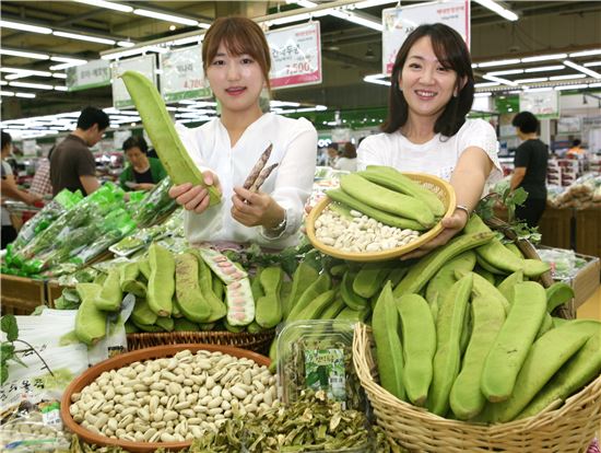 농협하나로클럽 양재점에서 국내산 콩 중 가장 큰 콩인 비염 잡는 작두콩을 선보이고 있다. 
