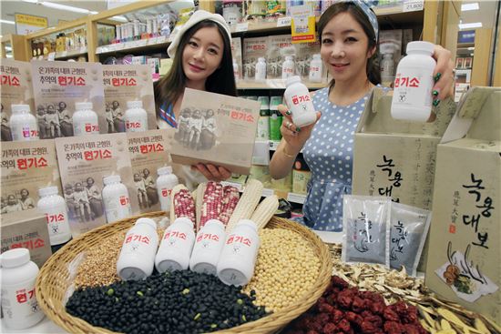  26일 서울 성동구 이마트 성수점에서 모델들이 원기소, 녹용대보 등 복고풍 건강식품을 선보이고 있다.