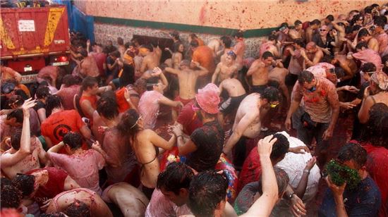 3만 명의 '토마토 던지기'는 어떻게 시작됐나