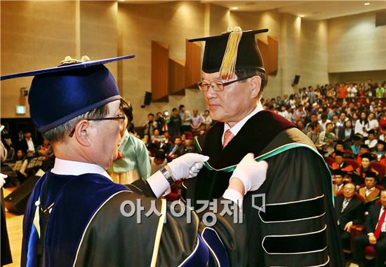정의화 국회의장이 26일 전남대학교 용지관 컨벤션홀에서 열린 2014학년도 후기 학위수여식에서 명예법학박사 학위를 받았다.
