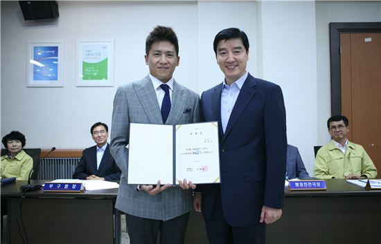강동선사문화축제 홍보대사로 위촉된 가수 홍경민씨와 이해식 강동구청장(왼쪽)