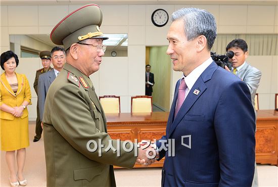 김관진 청와대 국가안보실장(오른쪽)과 황병서 군 총정치국장이 회담에 들어가기전 악수를 나누고 있다.